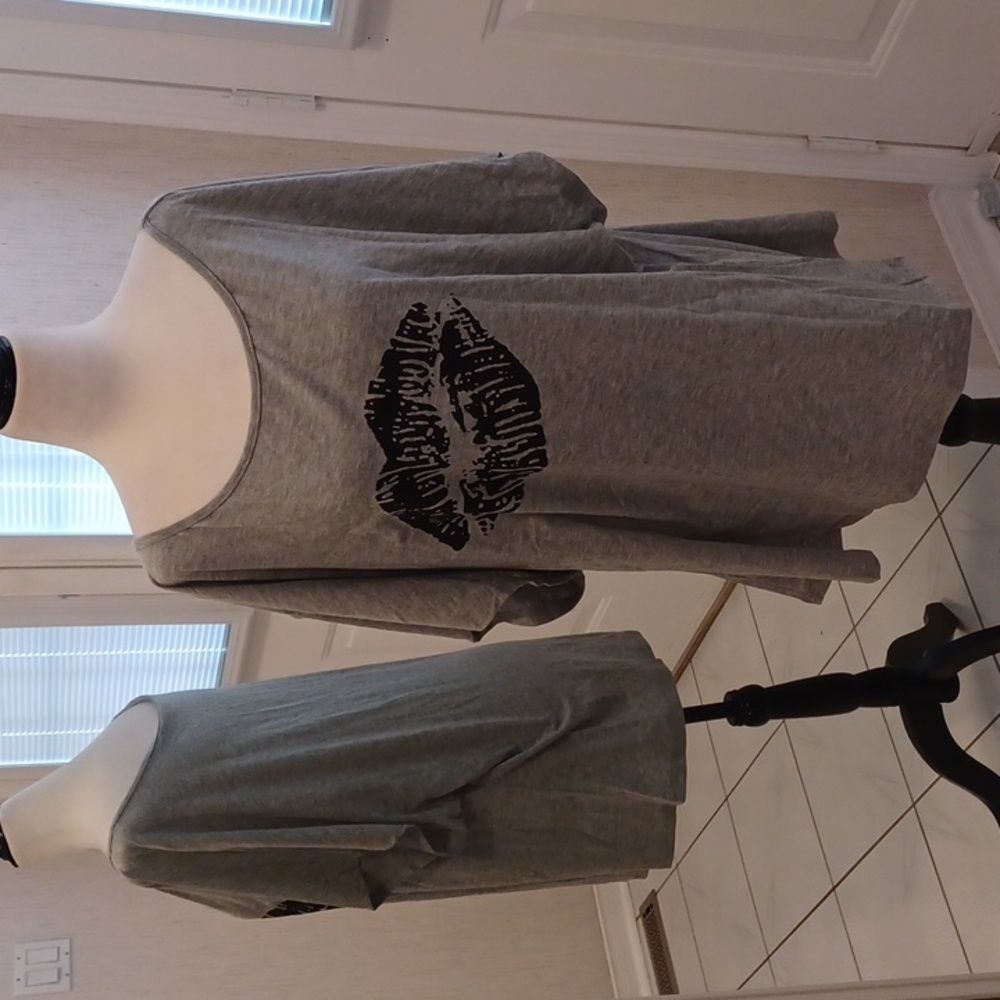 4/$40 New Gray & Black "Lips" Tee - Size 2XL